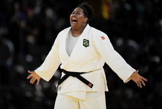 Bia comemora vitória que garantiu medalha de ouro (Foto: Alexandre Loureiro/COB)