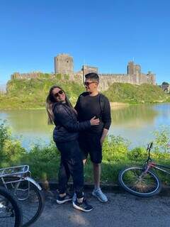 Ao fundo, Castelo de Pembrokeshire, no País de Gales (Foto: Arquivo Pessoal)