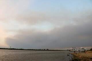 Fumaça chegando a Corumbá no final da tarde de quinta-feira. (Foto: Henrique Kawaminami)