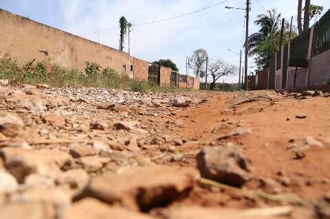 Ruas sem asfalto serão encascalhadas por R$ 40,3 milhões