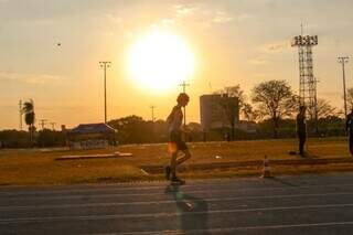 Atleta competindo prova de marcha atlética na pista de atletismo do Parque Ayrton Senna (Foto: Juliano Almeida)