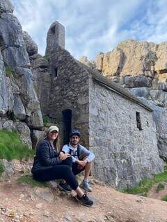 Mylena e José em visita a Capela de St Govans, no País de Gales (Foto: Arquivo Pessoal)