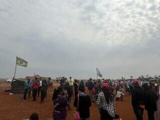 Indígenas em propriedade rural em Douradina; Justiça entregou intimação de despejo (Foto: Helio de Freitas)