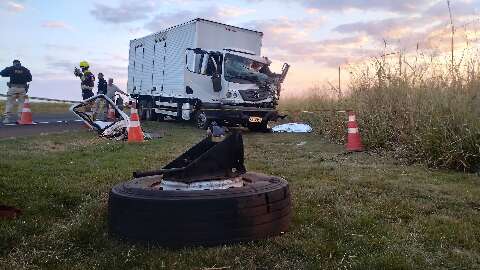 Motorista morre ao atingir traseira de caminhão na BR-163