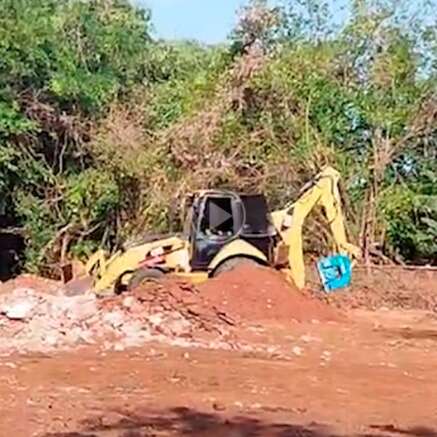 Morador reclama que empresa est&aacute; despejando entulho em &aacute;rea de mata