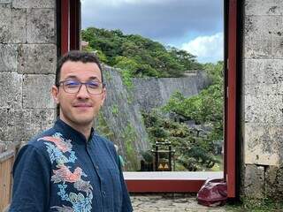 Crystian em vista do Castelo de Shuri em Okinawa (Foto: Arquivo Pessoal)