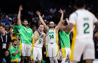 Jogadores do Brasil comemoram ponto em partida das Olimpíadas (Foto: CBB)