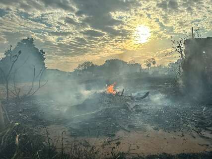 Após 2h, incêndio que destruiu 2 hectares em bairro é controlado