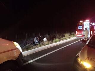 Carro capotado às margens da estrada, em Anastácio. (Foto: Divulgação)