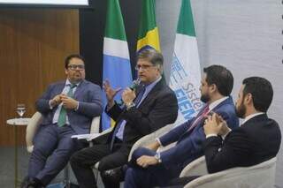 Procurador-geral da República, Paulo Gustavo Gonet, e demais debatedores durante evento na Fiems na tarde desta sexta (Foto: Paulo Francis)
