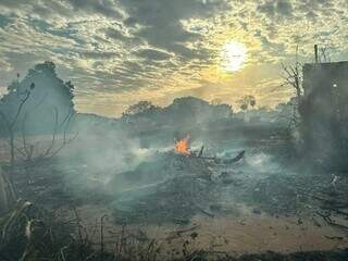 Depois de duas horas de combate às chamas, ainda havia pontos de calor no terreno (Foto: Marcos Maluf)
