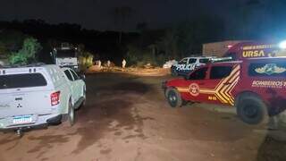 Corpo de Bombeiros e Polícia Militar proxímo ao local onde o corpo foi encontrado. (Foto: Direto das Ruas)