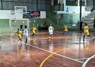 Times disputando partida de futsal de base no Ginásio União dos Sargentos (Foto: Divulgação)