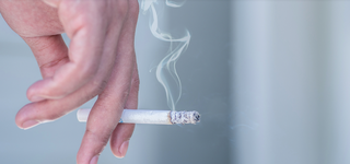 Fumante segurando o cigarro. Imposto de produto terá alta (Foto: Divulgação)