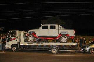 Guinchado, Jeep branco foi tema de festa improvisada. (Foto: Juliano Almeida)