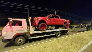 Ford F-250 é guinchada nos altos da Avenida Afonso Pena, em Campo Grande. (Foto: Juliano Almeida)