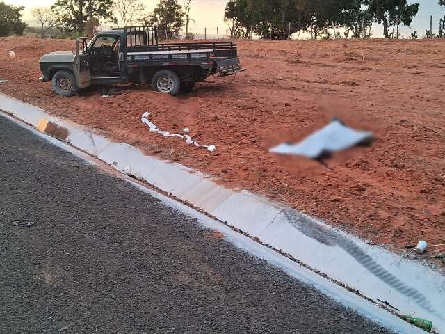 Motorista morre ao ser arremessado de caminhonete ap&oacute;s colis&atilde;o 