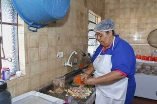 Fátima prepara café da manhã e almoço para os estudantes. (Foto: Paulo Francis)