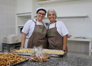 Chirley e Leonice cresceram em meio ao prédio. (Foto: Osmar Veiga)