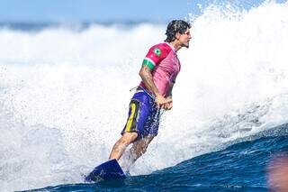 Gabriel Medina surfando em onda no Taiti nos Jogos Olímpicos (Foto: Divulgação) 