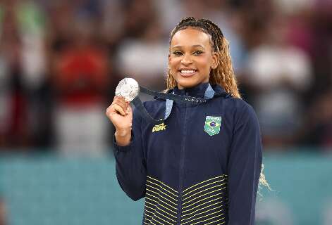 Brasil ganha prata e Rebeca Andrade é maior medalhista feminina da história