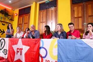 Lideranças nacionais e locais do PT em ato político neste sábado (3) em Campo Grande (Foto: Henrique Kawaminami)