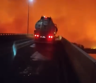 Caminhões de combustível esperam na BR-262 devido a fogo próximo de ponte (Foto: Direto das Ruas)
