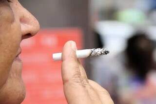 Mulher fumante, com cigarro na mão (Foto: Arquivo/Campo Grande News)