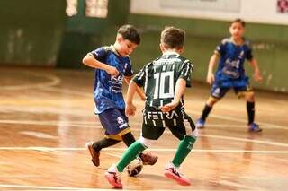 Jogadores disputando bola na Copa Pelezinho neste sábado (Foto: Divulgação) 