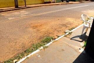 Local onde jovem pediu socorro após ser baleado na noite de ontem (Foto: Henrique Kawaminami)