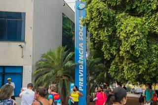 Fila em frente à agência do INSS da Rua Anhanduí, em Campo Grande (Foto: Marcos Maluf)