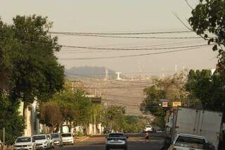 Tempo seco registrado em rua de Corumbá na última quinta-feira (Foto: Henrique Kawaminami)