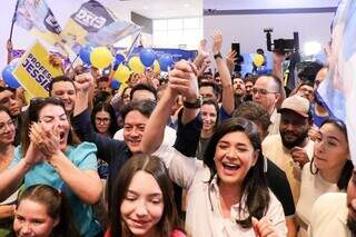 A candidata a prefeitura de Campo Grande, Rose Modesto (UB), ao lado de apoiadores em convenção partidária. (Foto: Henrique Kawaminami)