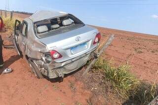 Toyota Corolla onde estavam vítimas ficou destruído com acidente (Foto: Hoje Mais Três Lagoas)