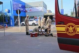 Vítima sendo socorrida por equipe do Corpo de Bombeiros mês passado (Foto: Paulo Francis)