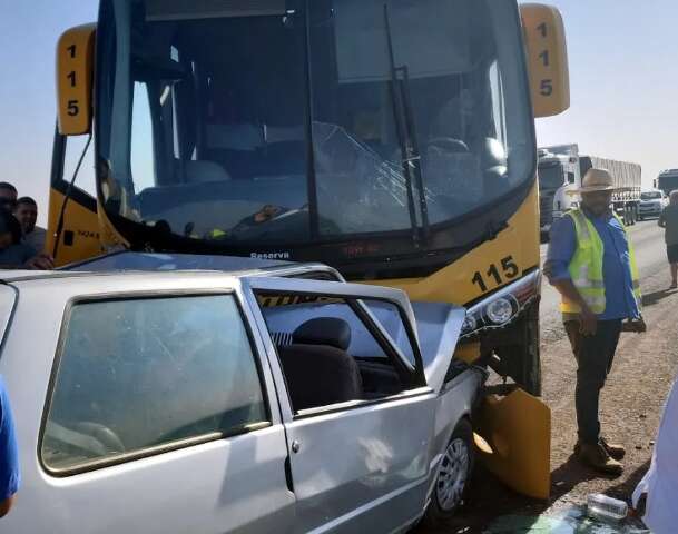 Motorista fica preso nas ferragens em acidente entre carro e &ocirc;nibus