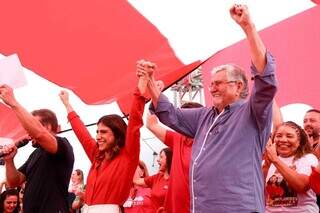 Camila Jara e Zeca do PT erguem as mão em ato político do PT neste sábado (Foto: Henrique Kawaminami)