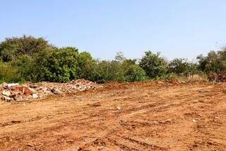 Terreno desmatado após utilização de retroescavadeira (Foto: Henrique Kawaminami)