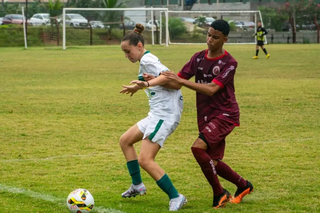 Jogadores disputam a posse da bola em confronto do torneio sub-15. (Foto: Arquivo/FFMS)