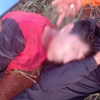 Indígena com ferimento no pescoço deitado no chão em Douradina (Foto: Apib) 