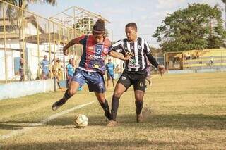 Jogadores do União ABC e Operário Caarapoense no Estádio Olho do Furacão (Foto: Rodrigo Moreira/FFMS)