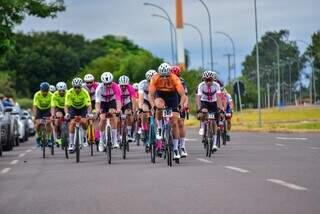 Grupo de ciclistas disputando prova em avenida em Mato Grosso do Sul (Foto: Divulgação) 