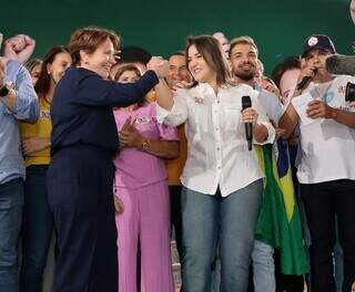 Prefeita Adriane Lopes dá a mão à senadora Tereza Cristina, durante convenção de sábado. (Foto: Henrique Kawaminami)