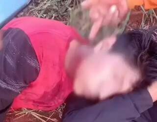 Indígena com ferimento no pescoço deitado no chão em Douradina (Foto: Apib)