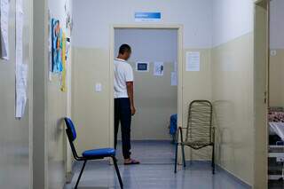 Paciente do Caps Guanandi caminha da enfermaria para refeitório. (Foto: Paulo Francis)