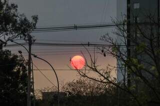 Amanhecer visto da região da Avenida Fernando Corrêa da Costa (Foto: Henrique Kawaminami) 