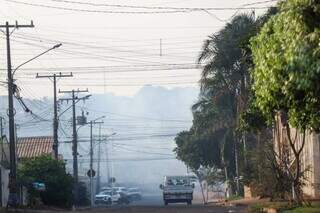 Rua encoberta com fumaça no bairro Taquaral Bosque (Foto: Henrique Kawaminami)