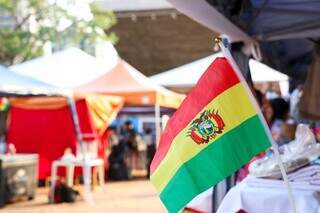 Bandeira da Bolívia estampava barracas de feira que comemora 199 anos de independência do país vizinho (Foto: Henrique Kawaminami)