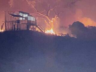 Fogo atingiu área em volta de residência e deixou família ilhada por chamas (Foto: PMA)