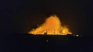 Incêndio de grandes proporções atingindo a região do aeroporto em Dourados (Foto: Leandro Holsbach)&nbsp;